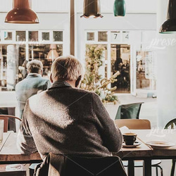 イタリアのカフェで新聞を読む初老の男性 5枚目の画像