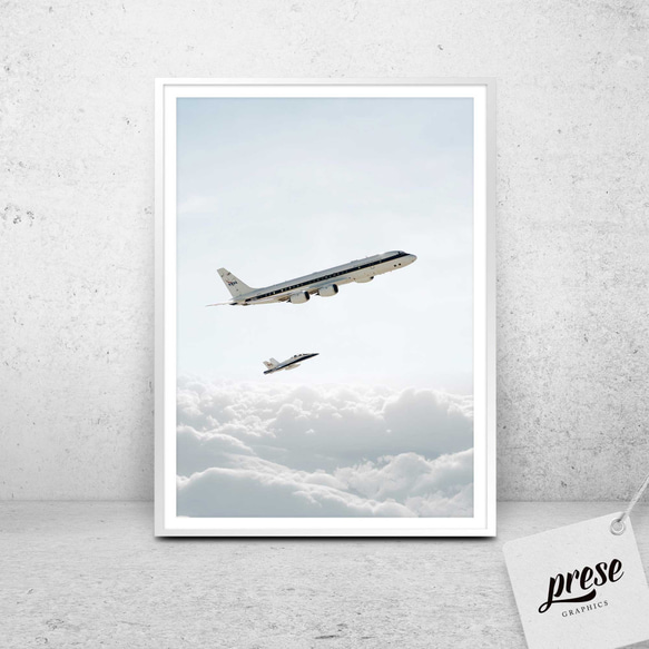 雲の上を飛行する空の貴婦人DC-8とF/A-18 1枚目の画像