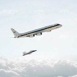 雲の上を飛行する空の貴婦人DC-8とF/A-18 5枚目の画像