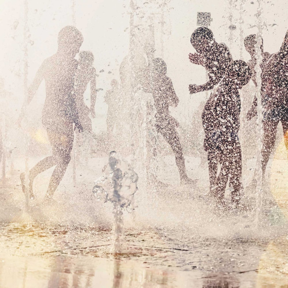 妖精のシルエット、噴水で遊ぶ子供たち 5枚目の画像