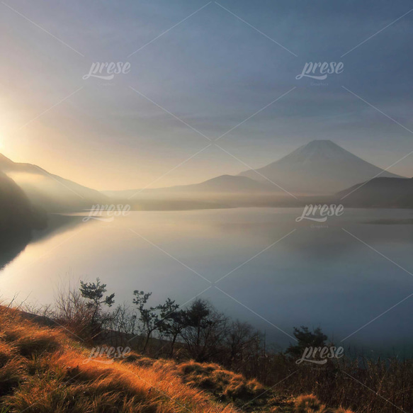 本栖湖に浮かぶ富士山の日の出 5枚目の画像