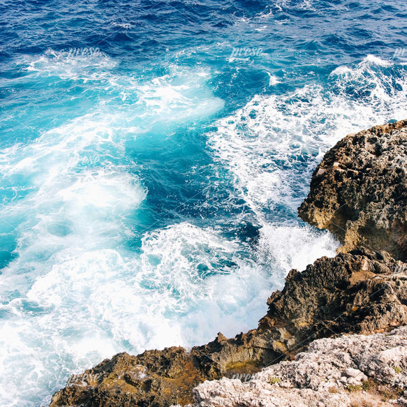 地中海、スペイン・マヨルカ島に寄せる波 5枚目の画像