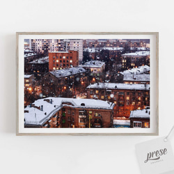 冬のトワイライト幻想: 挿絵風ヨーロッパアパートの温もり灯り フォトポスター 1枚目の画像