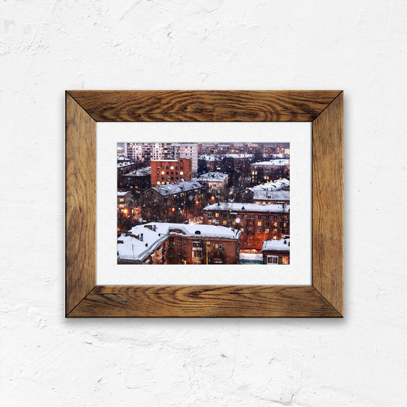 冬のトワイライト幻想: 挿絵風ヨーロッパアパートの温もり灯り フォトポスター 2枚目の画像