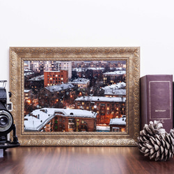冬のトワイライト幻想: 挿絵風ヨーロッパアパートの温もり灯り フォトポスター 3枚目の画像