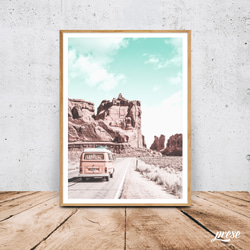ターコイズブルーの空にピンクの岩山、砂漠を走るレトロなVWバス type2 1枚目の画像