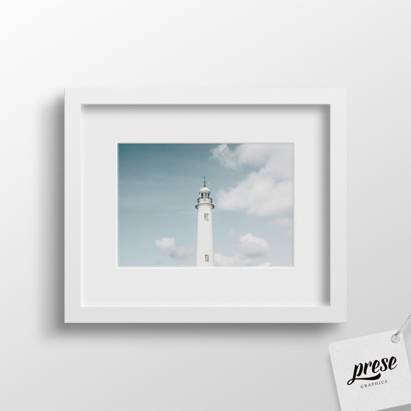 美しいレトロな白いライトハウス（灯台）に流れる雲 2枚目の画像