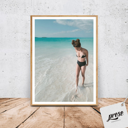 バハマの輝く陽光下 - 美しいビーチを歩むモーメントを捉えたインテリアポスター 1枚目の画像