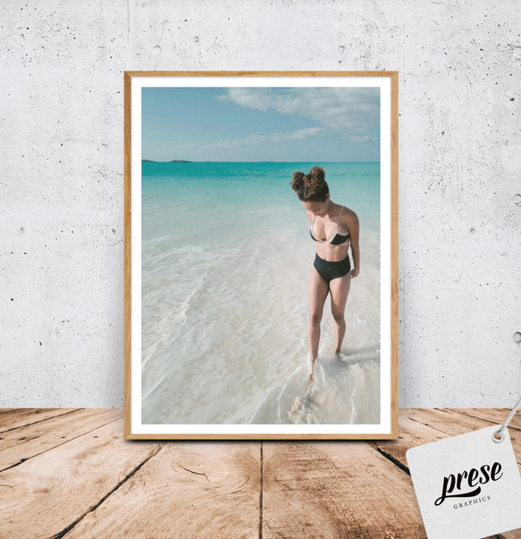 バハマの輝く陽光下 - 美しいビーチを歩むモーメントを捉えたインテリアポスター 1枚目の画像