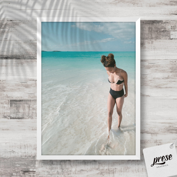 バハマの輝く陽光下 - 美しいビーチを歩むモーメントを捉えたインテリアポスター 2枚目の画像