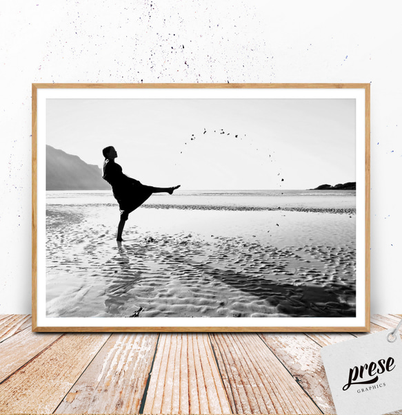 干潟を散歩 - 浜辺で戯れる女性のシルエットと空を舞う砂と水の