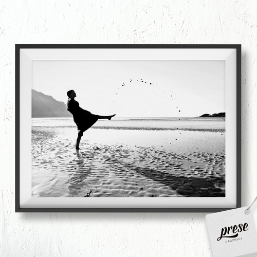 干潟を散歩 - 浜辺で戯れる女性のシルエットと空を舞う砂と水の