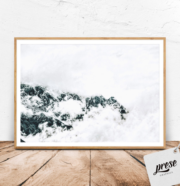 神秘を纏う霧の山脈 - 心奪われる自然の風景で日常に静寂と豊かな彩りを、気持ち落ち着くミニマルなネイチャーポスター 1枚目の画像