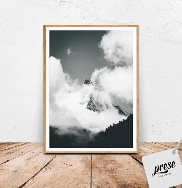 アルプスの名峰、雲をまとうマッターホルン ポスター 白黒 1枚目の画像