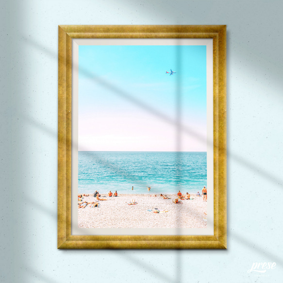 フランス、ニースのビーチで日光浴する人々 3枚目の画像
