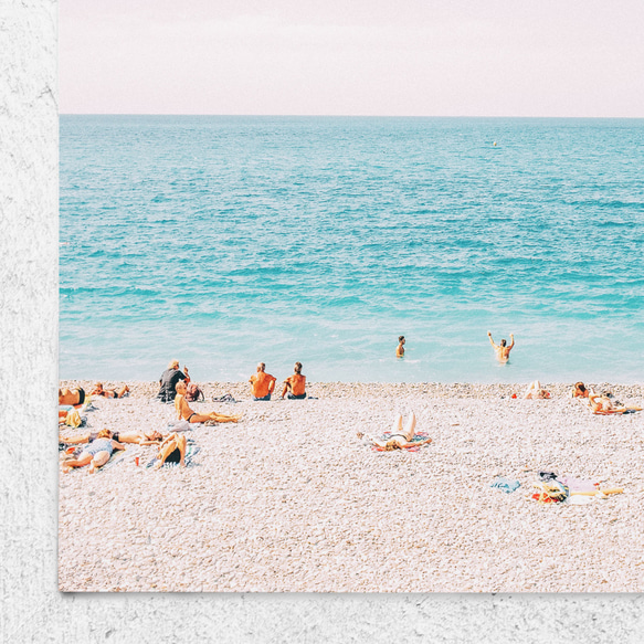 フランス、ニースのビーチで日光浴する人々 4枚目の画像