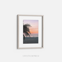 夕暮れのハーモニー - 柔らかなトワイライトが織りなすビーチとヤシの木のポスター、穏やかな夜明け前の風景 2枚目の画像