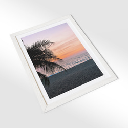 夕暮れのハーモニー - 柔らかなトワイライトが織りなすビーチとヤシの木のポスター、穏やかな夜明け前の風景 4枚目の画像