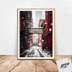 雪舞う都市の秘密路地：赤レンガの歴史的建築とモダンな高層ビルが共存する冬の景色 ステープル・ストリート・ポスター 1枚目の画像