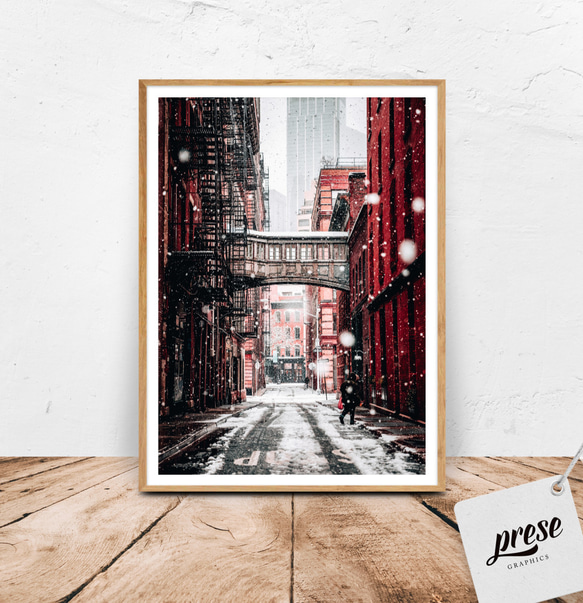 雪舞う都市の秘密路地：赤レンガの歴史的建築とモダンな高層ビルが共存する冬の景色 ステープル・ストリート・ポスター 1枚目の画像