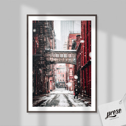 雪舞う都市の秘密路地：赤レンガの歴史的建築とモダンな高層ビルが共存する冬の景色 ステープル・ストリート・ポスター 3枚目の画像