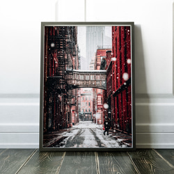 雪舞う都市の秘密路地：赤レンガの歴史的建築とモダンな高層ビルが共存する冬の景色 ステープル・ストリート・ポスター 5枚目の画像