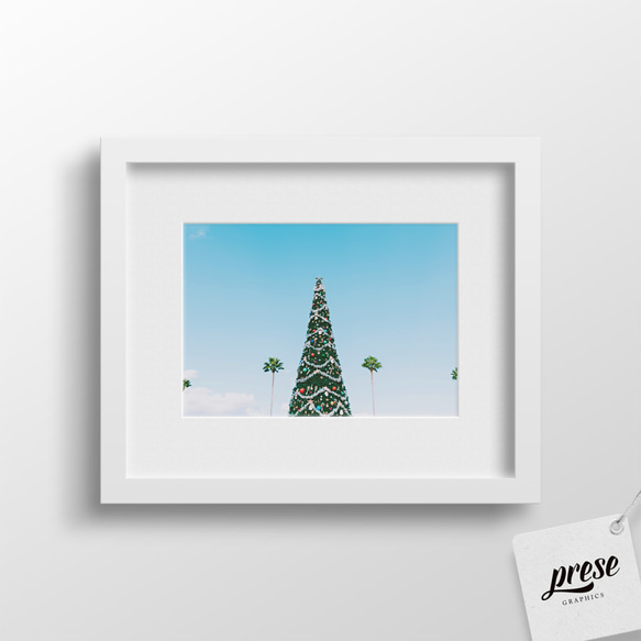 パームツリーと輝くクリスマスツリーの絶妙なコラボレーション - モダン&フレッシュなホリデーデコレーションポスター 2枚目の画像