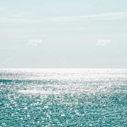アクアマリンの海の輝き 究極のリラクゼーションを感じるポスター 夏の輝く海、ミニマル 5枚目の画像