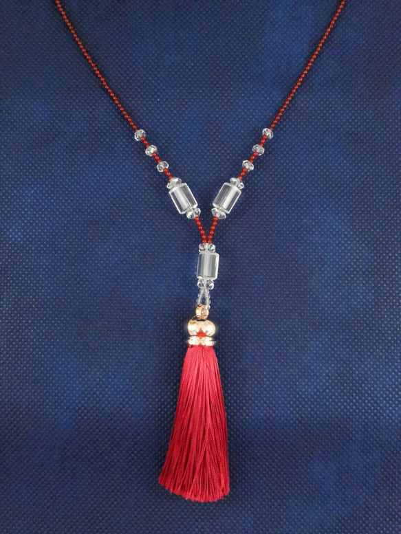 レッドタッセルと赤メノウと水晶のネックレス 3枚目の画像