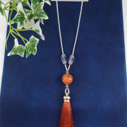 テラコッタ色のタッセルと水晶とサンゴのネックレス 1枚目の画像