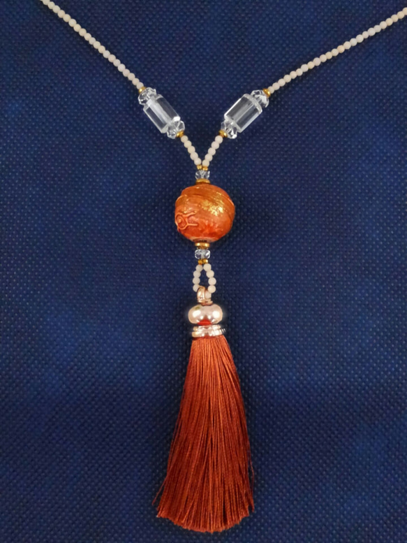 テラコッタ色のタッセルと水晶とサンゴのネックレス 2枚目の画像