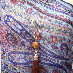 テラコッタ色のタッセルと水晶とサンゴのネックレス 3枚目の画像
