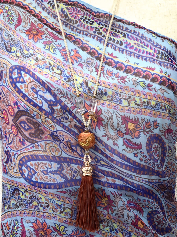 テラコッタ色のタッセルと水晶とサンゴのネックレス 3枚目の画像