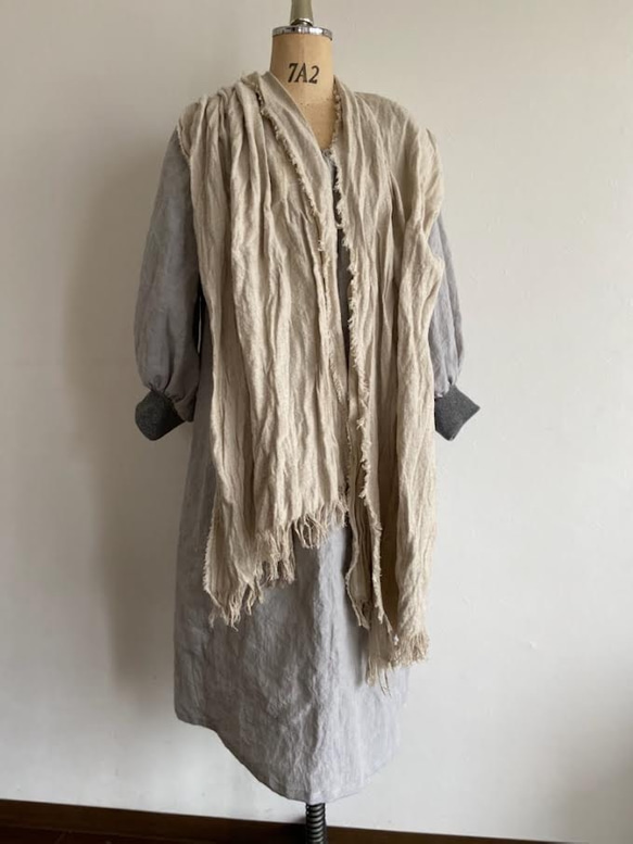 洗いこまれた綾織リネンウール  フリンジ　ストール 3枚目の画像