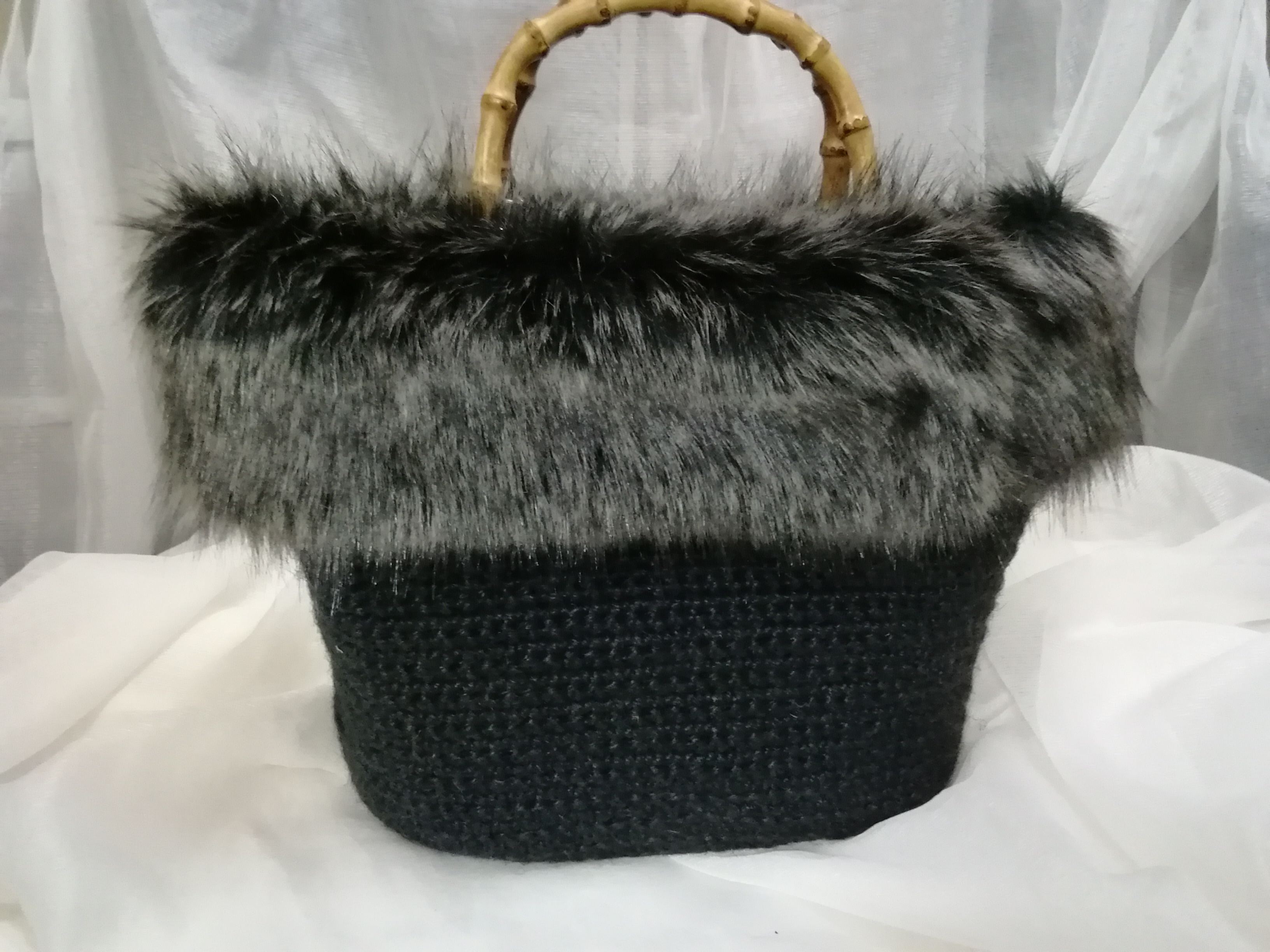 フェイクファー付き麻紐バンブーバッグ(毛長)ブラック