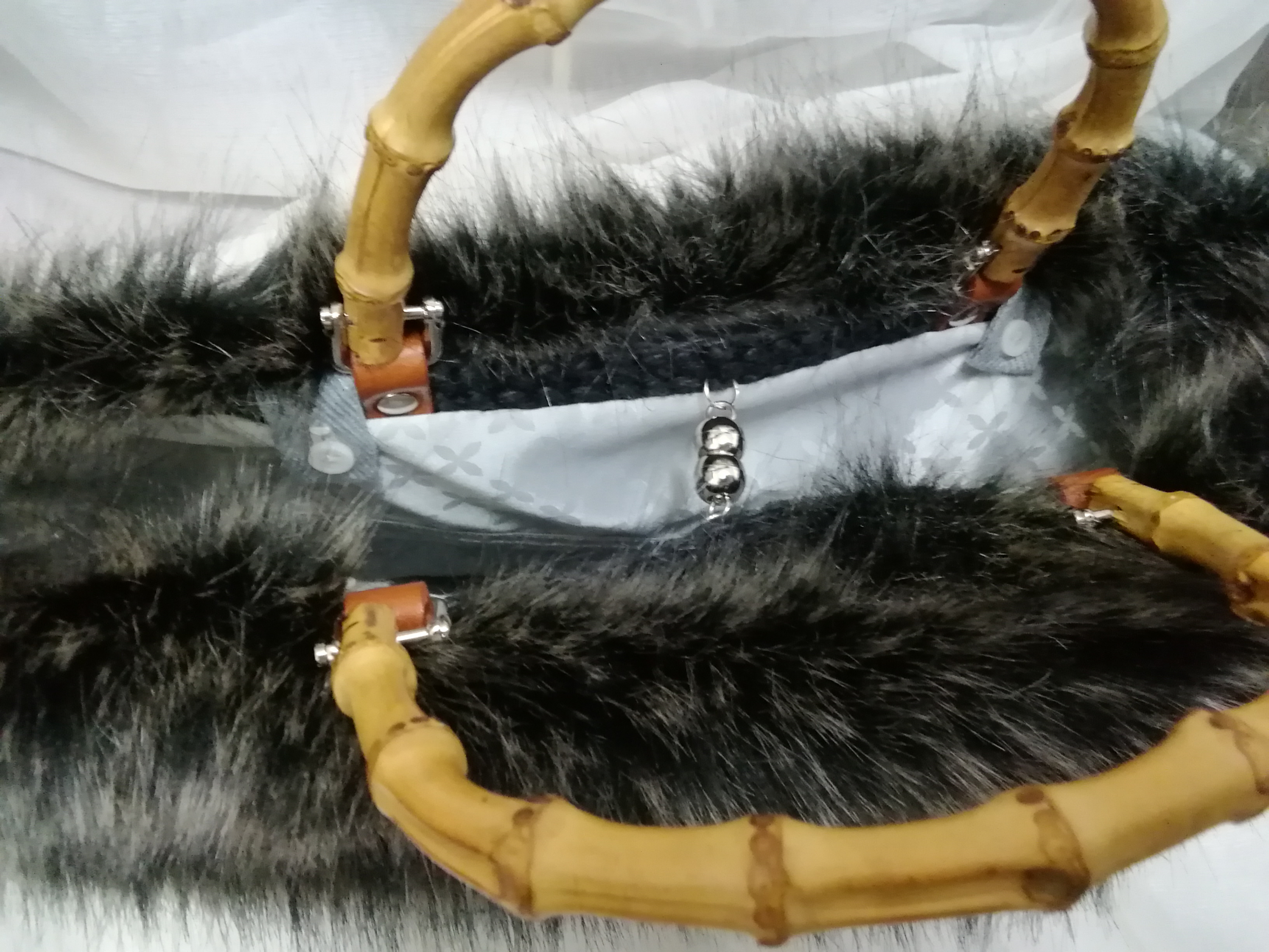 フェイクファー付き麻紐バンブーバッグ(毛長)ブラック