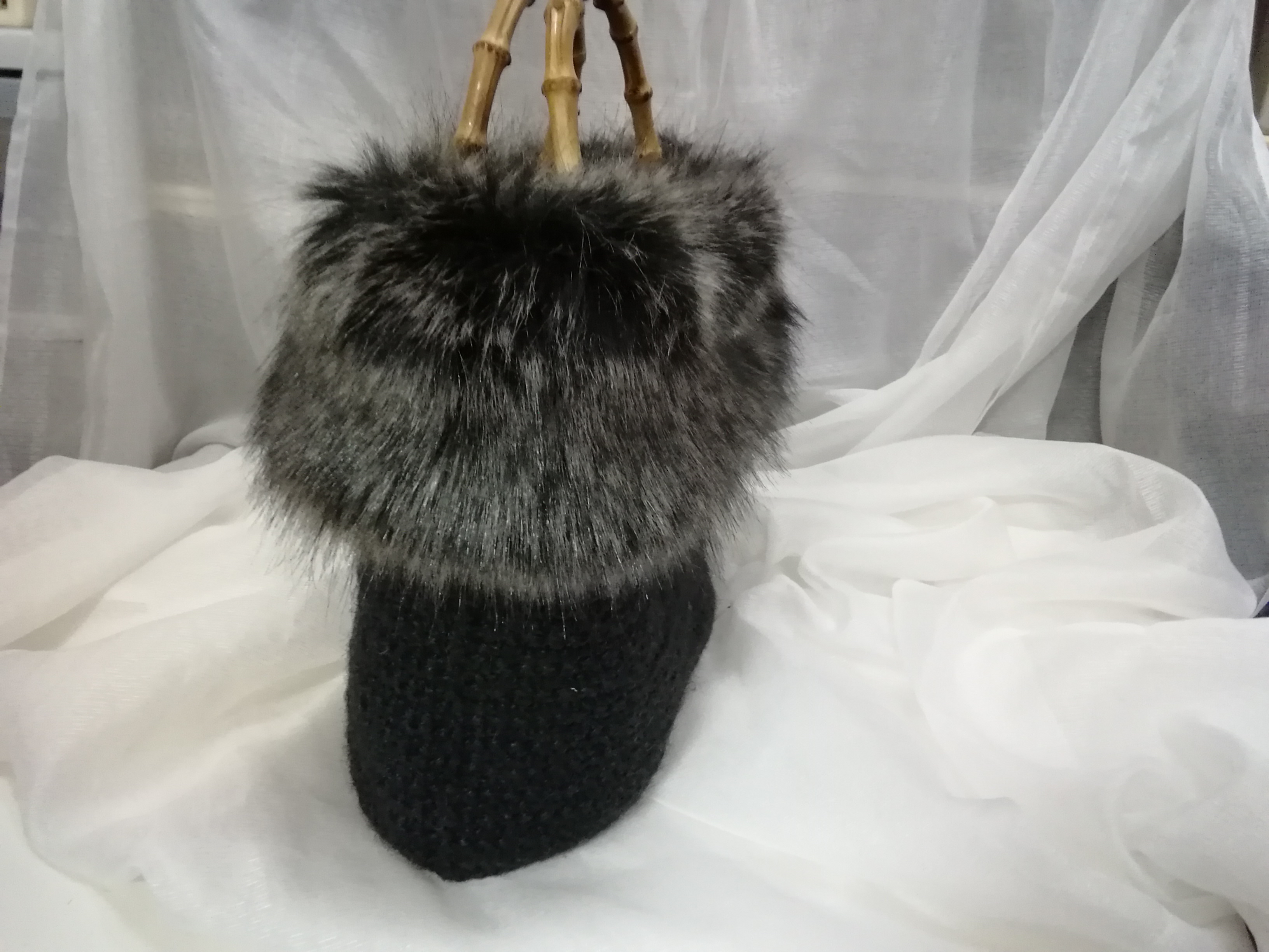 フェイクファー付き麻紐バンブーバッグ(毛長)ブラック