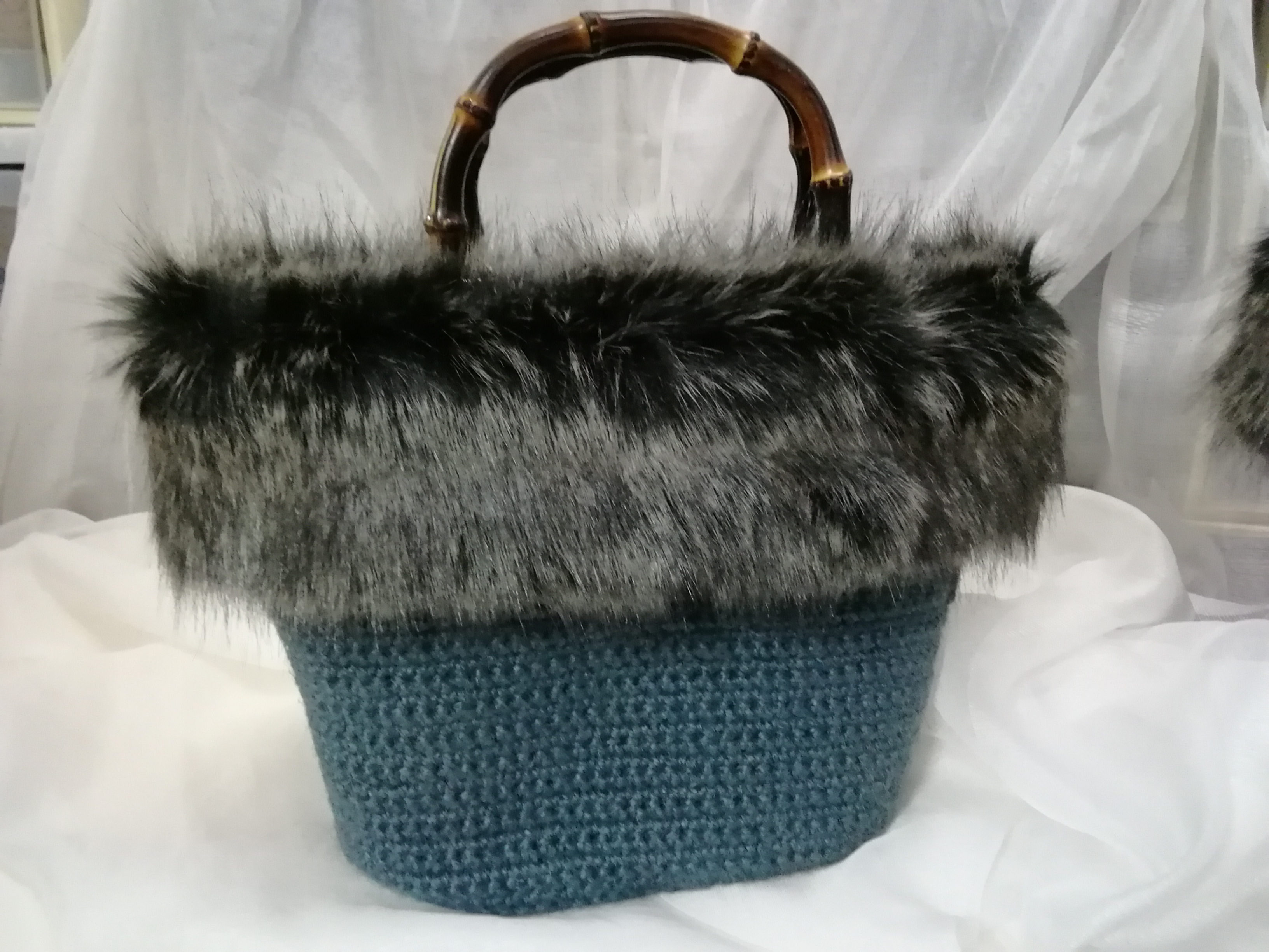 フェイクファー付き麻紐バンブーバッグ(ブルー)