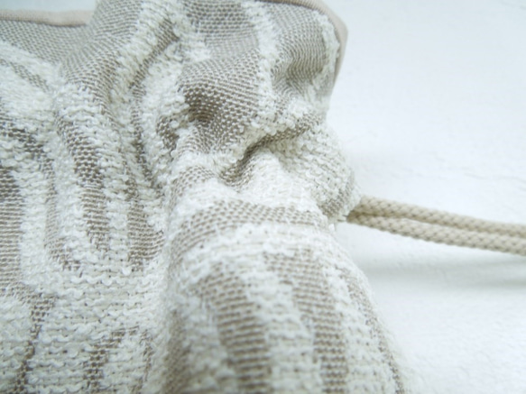 １点のみ・SALE！ふっくらジャガードのボタニカル：ナチュラルカラーのコロンとした巾着ポーチ 10枚目の画像