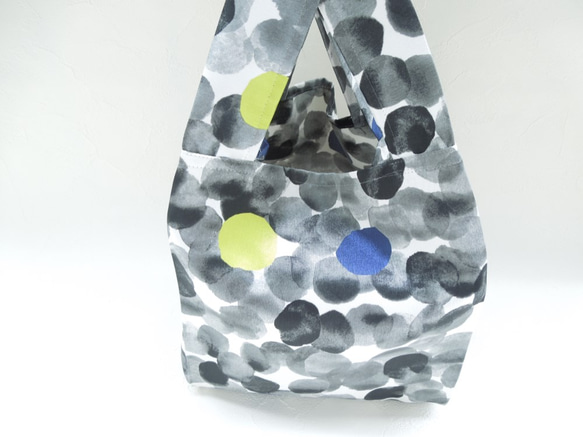 SALE!送料無料！１点のみです☆モノトーン・濃淡水玉のエコバッグ：コンビニレジ袋型 2枚目の画像