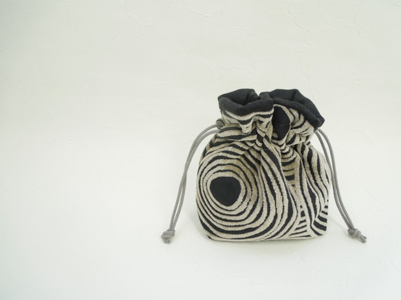 ふっくらモケットのグレージュ・サークル模様がお洒落なコロンとした巾着ポーチ:受注製作です 1枚目の画像