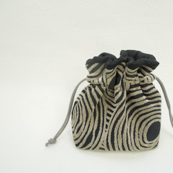 ふっくらモケットのグレージュ・サークル模様がお洒落なコロンとした巾着ポーチ:受注製作です 2枚目の画像