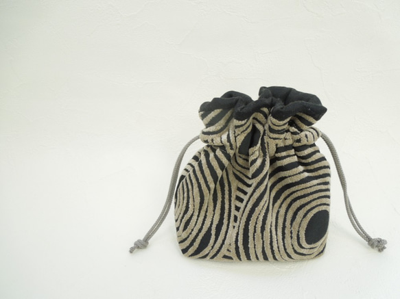 ふっくらモケットのグレージュ・サークル模様がお洒落なコロンとした巾着ポーチ:受注製作です 2枚目の画像