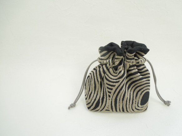 ふっくらモケットのグレージュ・サークル模様がお洒落なコロンとした巾着ポーチ:受注製作です 3枚目の画像