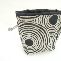 ふっくらモケットのグレージュ・サークル模様がお洒落なコロンとした巾着ポーチ:受注製作です 4枚目の画像