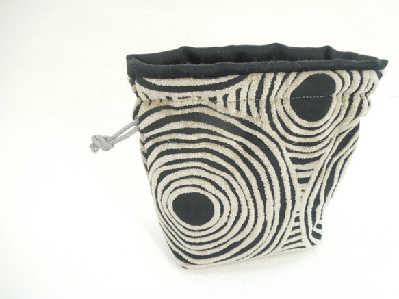 ふっくらモケットのグレージュ・サークル模様がお洒落なコロンとした巾着ポーチ:受注製作です 4枚目の画像