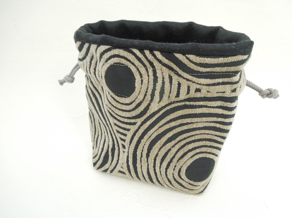 ふっくらモケットのグレージュ・サークル模様がお洒落なコロンとした巾着ポーチ:受注製作です 5枚目の画像