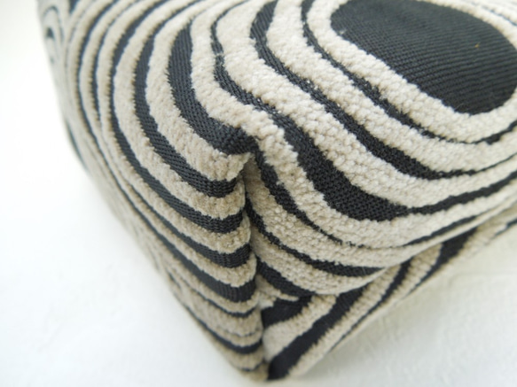 ふっくらモケットのグレージュ・サークル模様がお洒落なコロンとした巾着ポーチ:受注製作です 6枚目の画像