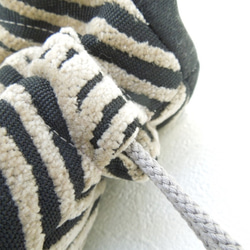 ふっくらモケットのグレージュ・サークル模様がお洒落なコロンとした巾着ポーチ:受注製作です 7枚目の画像