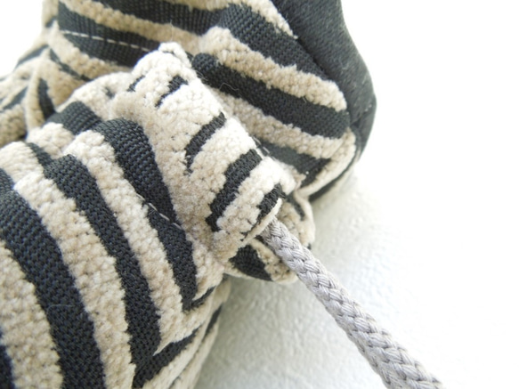 ふっくらモケットのグレージュ・サークル模様がお洒落なコロンとした巾着ポーチ:受注製作です 7枚目の画像